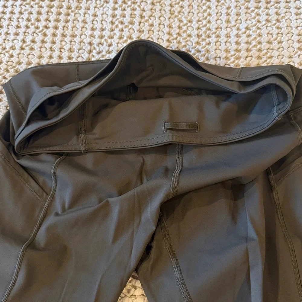 LULULEMON 7 Pocket Leggings in Olive Green sz 8 EUC - Picture 6 of 9